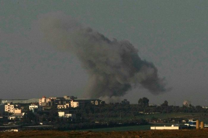 إصابة خمسة مواطنين بينهم طفلين في سلسلة غارات إسرائيلية على غزة