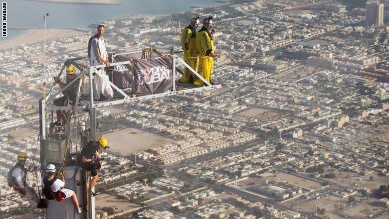 بالفيديو ...دبي تحقق رقما قياسيا دوليا بالقفز من برج خليفة الأعلى بالعالم