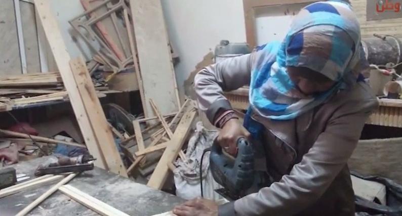 خاص لـ "وطن": بالفيديو... آمال.. النَّجّارة الوحيدة في غزة