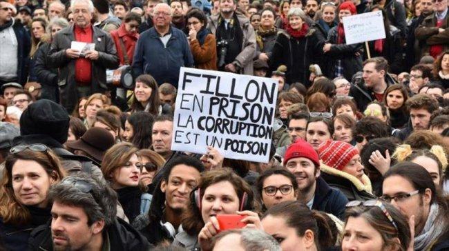 فرنسيون يتظاهرون ضد الفساد في باريس