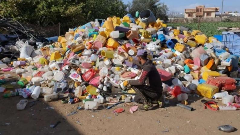 سوق النفايات الصلبة في غزة وخاصة البلاستيكية تتوسع رغم مخاطرها