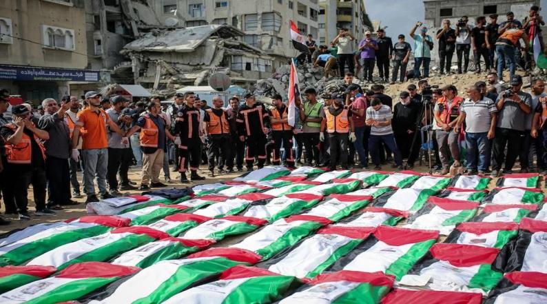 تشييع جثامين 105 شهداء انتشلوا من تحت أنقاض مبانٍ مدمرة في غزة تشييع جثامين 105 شهداء انتشلوا من تحت أنقاض مبانٍ مدمرة في غزة