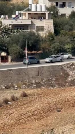 مستوطنون يعتدون على مواطن وطفله ويسرقون مركبته في يبرود مستوطنون يعتدون على مواطن وطفله ويسرقون مركبته في يبرود