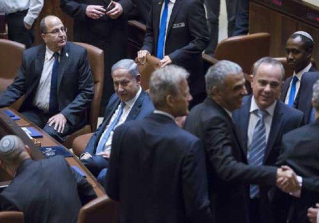 وزير اسرائيلي يحذر من انهيار الحكومة