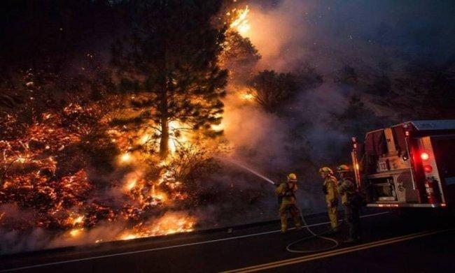 حرائق كاليفورنيا تودي بحياة 10 أشخاص على الأقل