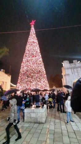 الناصرة تحتفل بإضاءة شجرة الميلاد الأكبر في الداخل المحتل