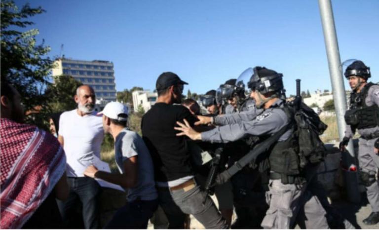 فيديو| الاحتلال يقمع وقفة في حي الشيخ جراح ويعتقل 4 مواطنين