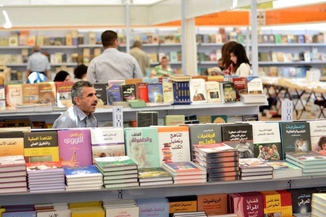 إعلان جوائز وعقد ندوات وتوقيع كتب في ثامن أيام معرض فلسطين للكتاب