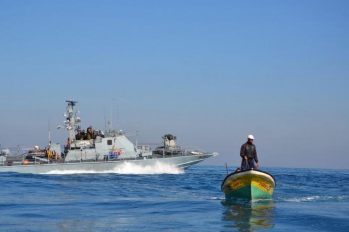 غزة: بحرية الاحتلال تستهدف الصيادين