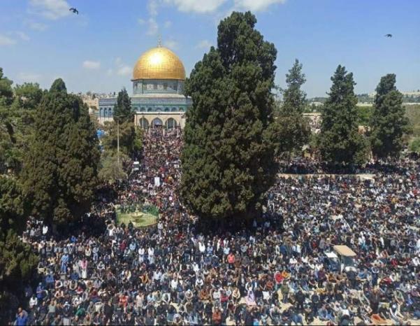 ربع مليون يؤدون صلاة الجمعة الأخيرة من رمضان في "الأقصى" بالقدس المحتلة