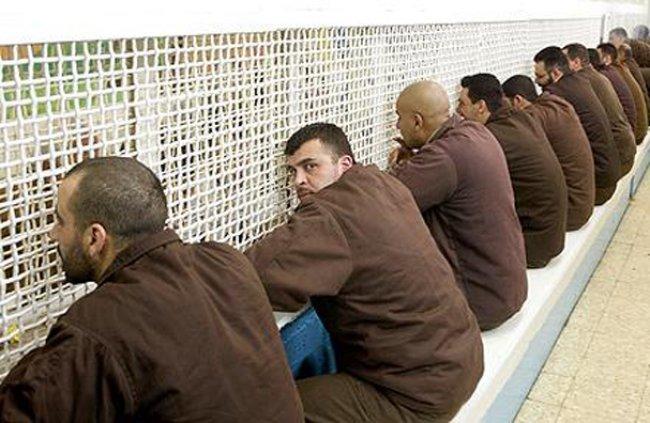 6 أسرى يدخلون أعواماً جديدة في سجون الاحتلال