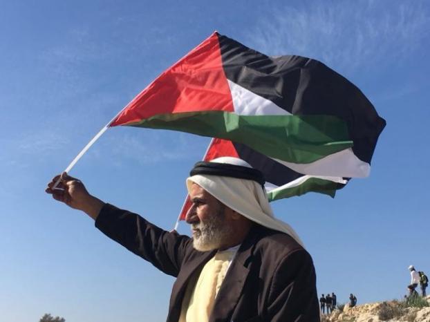 فلسطيني خلال مشاركته في مسيرة النبي صالح