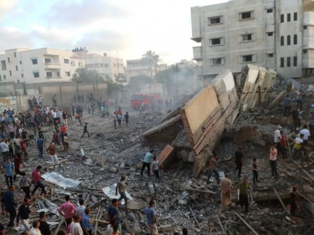 مركز المسحال الثقافي في غزة الذي دمرته طائرات الاحتلال عصر اليوم