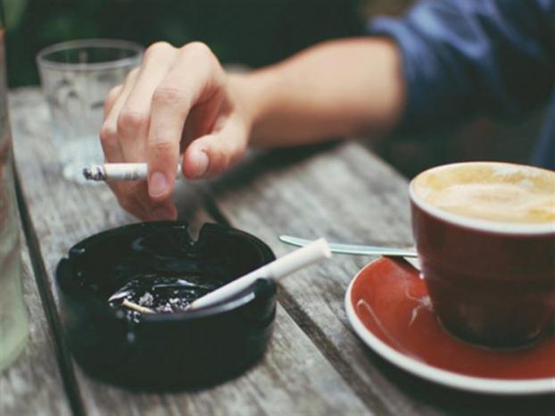 علماء يكتشفون &quot;سر&quot; ارتباط القهوة بالتدخين