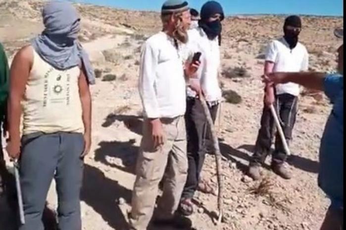 مستوطنون يعتدون على منزل ويغلقون طرقا ويقطعون كابل كهرباء جنوب يطا مستوطنون يعتدون على منزل ويغلقون طرقا ويقطعون كابل كهرباء جنوب يطا