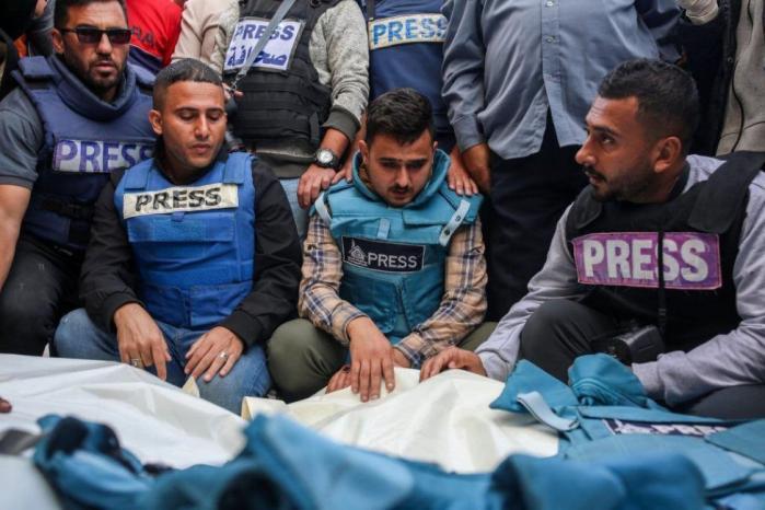 مؤرخة أمريكية: الإعلام الأمريكي وافق على إبادة إسرائل لغزة وشرعن استهداف صحفييها مؤرخة أمريكية: الإعلام الأمريكي وافق على إبادة إسرائل لغزة وشرعن استهداف صحفييها