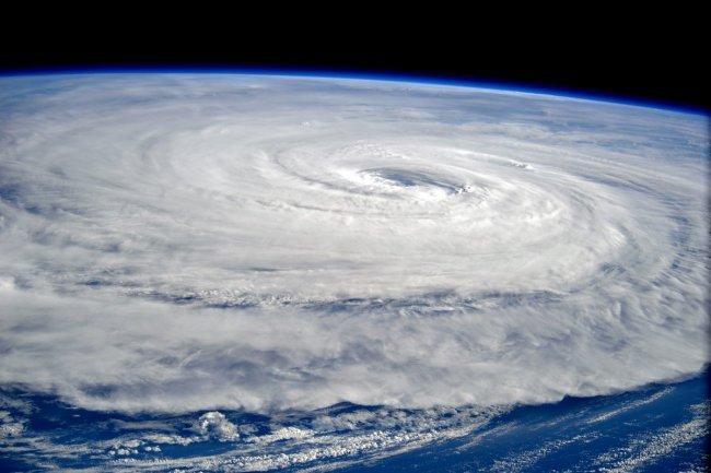 صور .. أقوى عاصفة على الأرض في طريقها إلى اليابان.. شاهد كيف تبدو من الفضاء