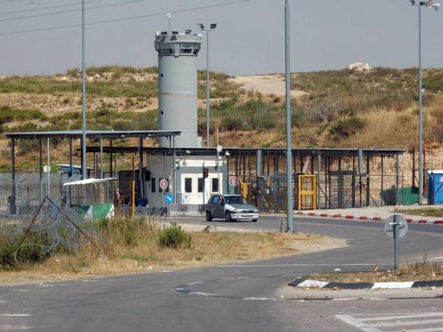 قوات الاحتلال تعتقل فتاة عند حاجز بيت إكسا شمال غرب القدس