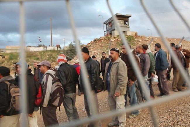 خطة إسرائيلية لمنح 30 ألف فلسطيني تصاريح عمل للحد من العمليات