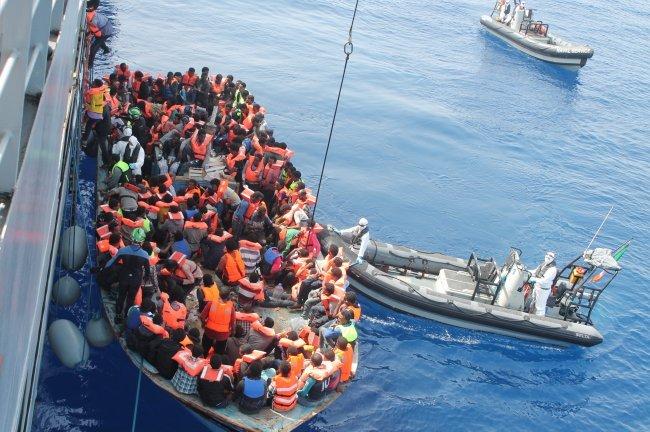فقدان 84 مهاجرا قبالة ليبيا بعد غرق زورقهم