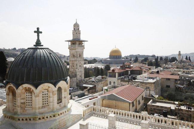 القدس: استنكار بسبب رفع علم إسرائيل على مدخل كنيسة القيامة