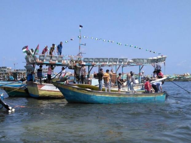 زوارق الاحتلال تسيطر على سفينة الحرية بعرض بحر غزة