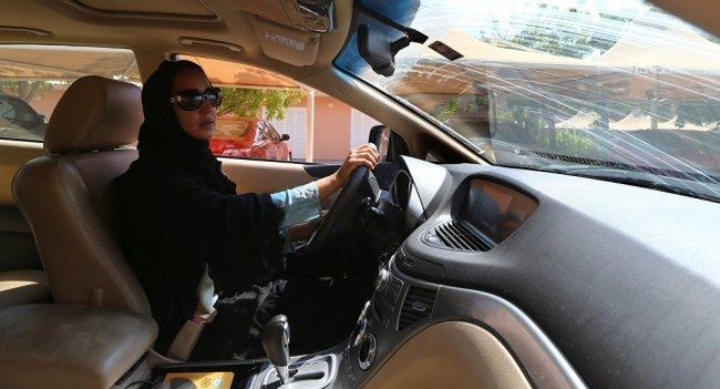 السعودية شرعت بإصدار رخص قيادة سيارات للنساء