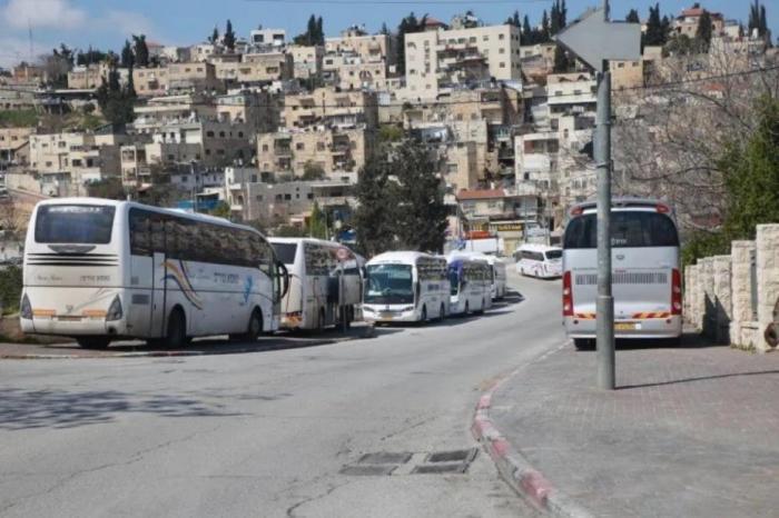 مستوطن يعتدي على سائق حافلة فلسطيني بالعفولة مستوطن يعتدي على سائق حافلة فلسطيني بالعفولة