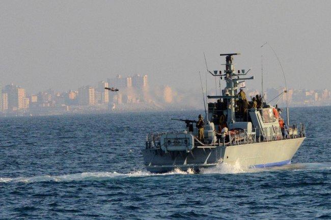 زوارق الاحتلال تلاحق قوارب الصيد في بحر شمال قطاع غزة