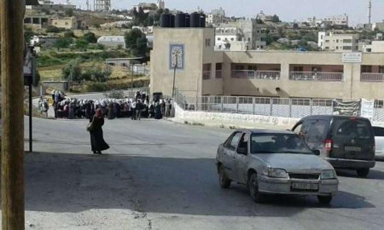 وقفة احتجاجية ضد مخلفات الاحتلال في الخليل