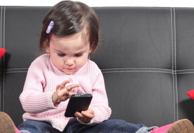 تأثير شاشات الهواتف المحمولة على نمو الأطفال