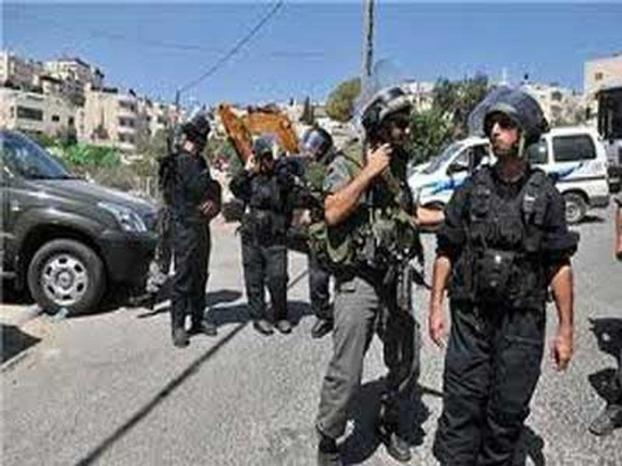 قوات الاحتلال تنصب حاجزًا عسكريًا على مدخل بيت أمر
