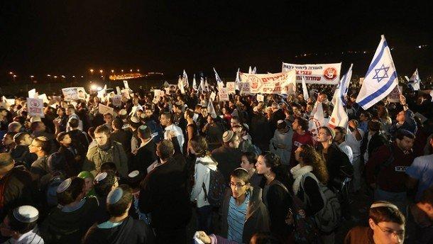 تظاهرة لليمين الإسرائيلي في عوفر احتجاجا على إطلاق سراح أسرى
