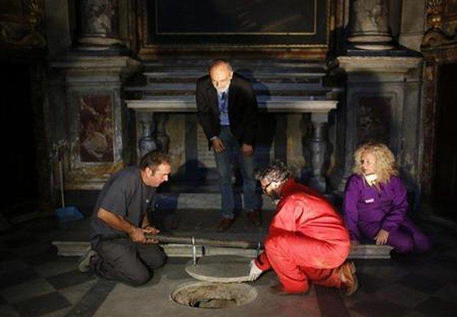 إيطاليا: فتح مقبرة قديمة للبحث عن صاحبة لوحة الموناليزا