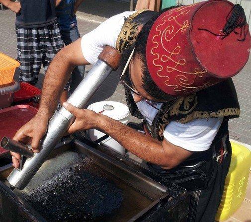 بالصور... طالب مقدسي يبيع 'كرابيج حلب' ليدرس الهندسة الزراعية بالصور... طالب مقدسي يبيع 'كرابيج حلب' ليدرس الهندسة الزراعية