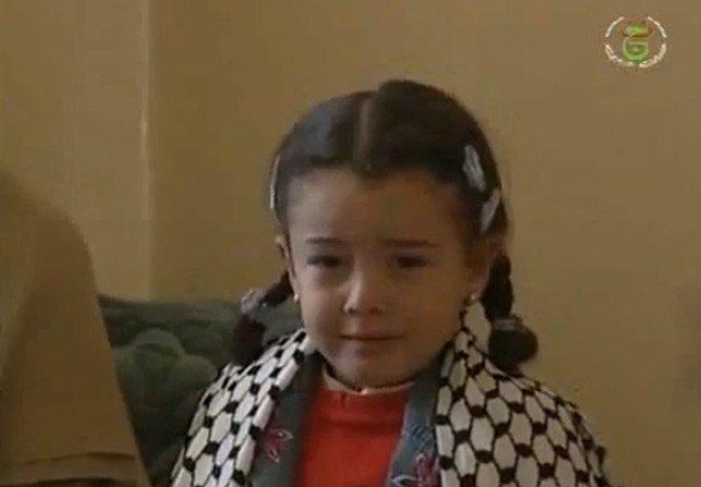 بالفيديو ..طفلة جزائرية تُلقي الشعر وتبكي حبا بفلسطين