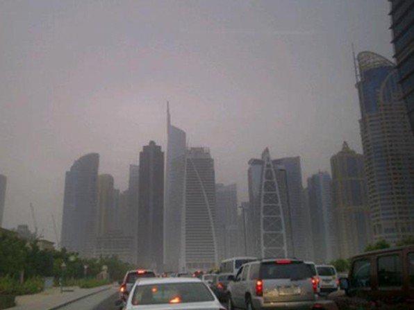 مطار دبي يعلق رحلاته بسبب عاصفة قوية تجتاح الامارات