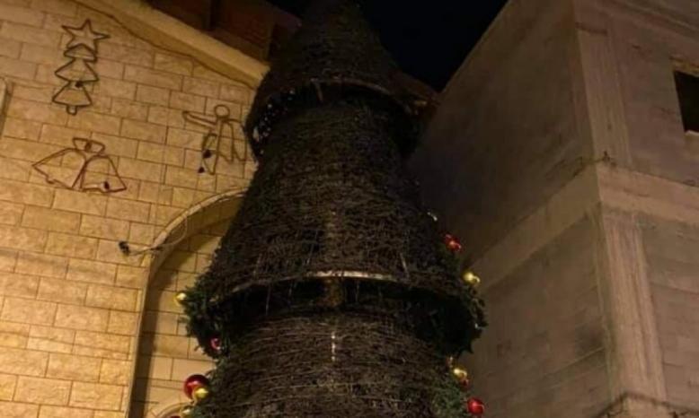 للمرة الثانية.. جناة مجهولون يحرقون شجرة عيد الميلاد في سخنين