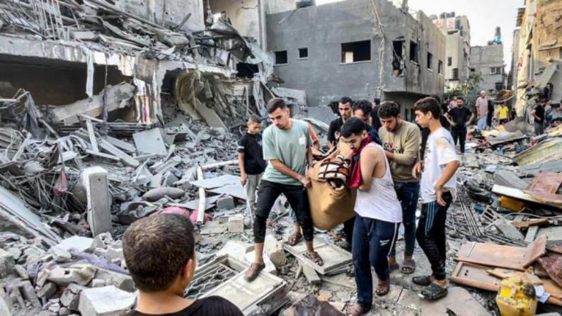 تحديث| 14 شهيداً بينهم صحفيان في مجازر جديدة ارتكبها الاحتلال في خان يونس تحديث| 14 شهيداً بينهم صحفيان في مجازر جديدة ارتكبها الاحتلال في خان يونس