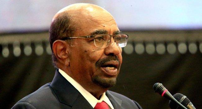 الرئيس السوداني عمر البشير يعلن فرض حالة الطوارئ لمدة عام وحل حكومة الوفاق الوطني