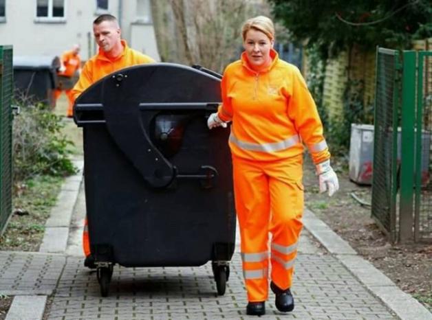 وزيرة ألمانية تجمع القمامة من أمام منازل المواطنين!