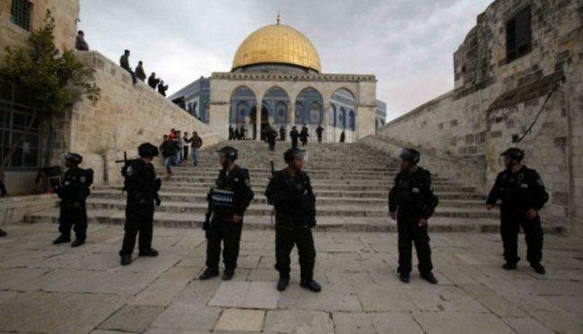 الاحتلال يبعد 7 مقدسيين عن المسجد الأقصى