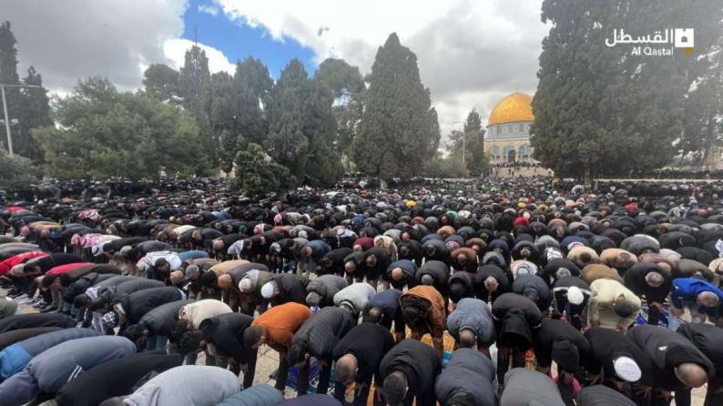 ربع مليون يؤدون صلاة الجمعة الثانية من رمضان في "الأقصى"