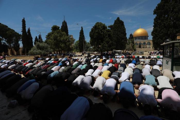 عشرات الآلاف يؤدون الجمعة في المسجد الأقصى عشرات الآلاف يؤدون الجمعة في المسجد الأقصى
