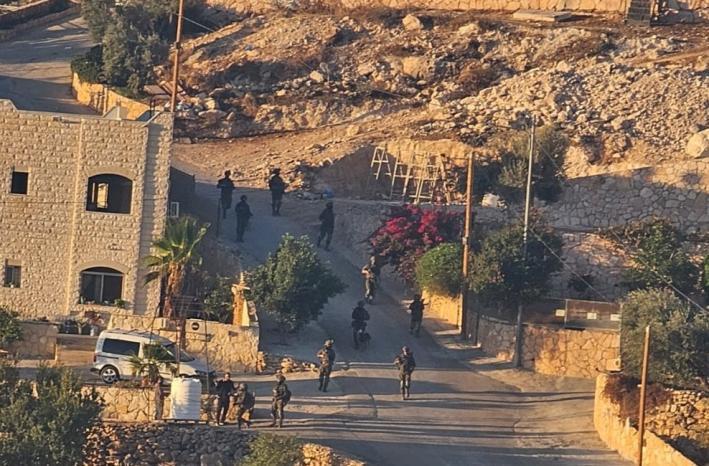 الاحتلال يواصل اقتحام المغير: 28 معتقلا وسط اعتداءات واغلاق مدخلها الوحيد الاحتلال يواصل اقتحام المغير: 28 معتقلا وسط اعتداءات واغلاق مدخلها الوحيد
