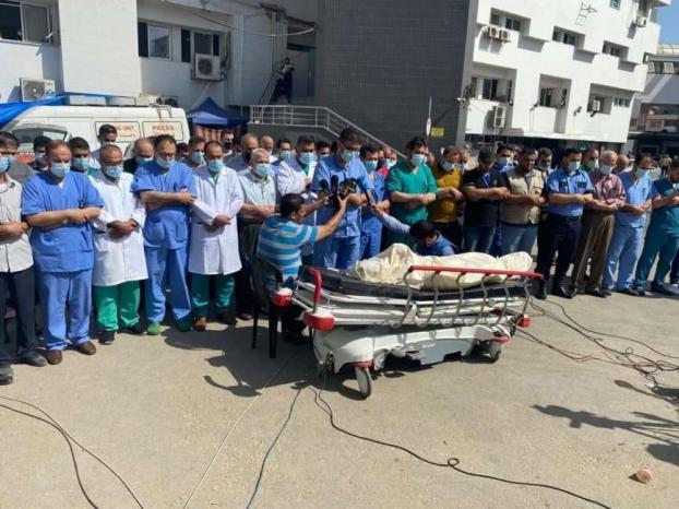 غزة: الطواقم الطبية تؤدي صلاة الجنازة على الشهيد الدكتور أيمن أبو العوف
