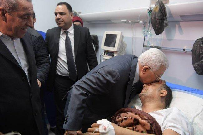 الرئيس يزور مجمع فلسطين الطبي ويلتقي مصابين احداث غزه