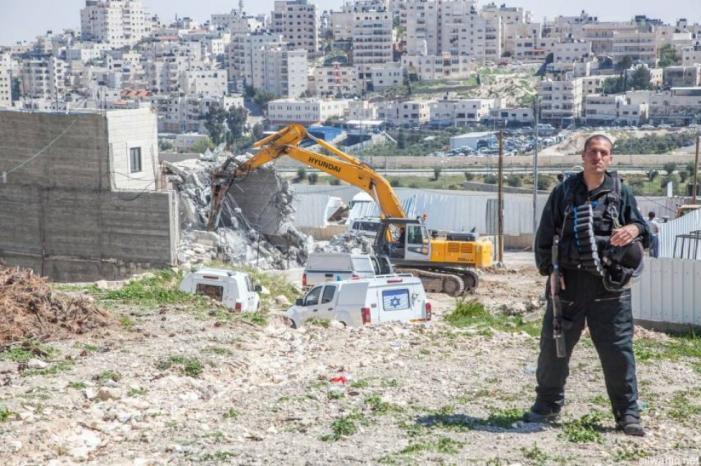 الاحتلال يهدم إسطبلًا في بلدة الرام شمال القدس الاحتلال يهدم إسطبلًا في بلدة الرام شمال القدس