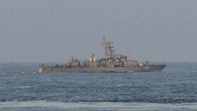 طلقات تحذيرية من سفينة أمريكية على زورق إيراني في الخليج
