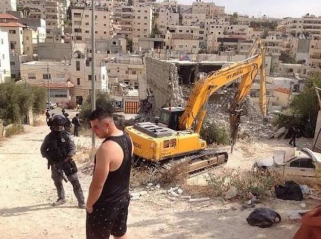 جرافات الاحتلال تهدم 3 منازل في بيت حنينا بالقدس